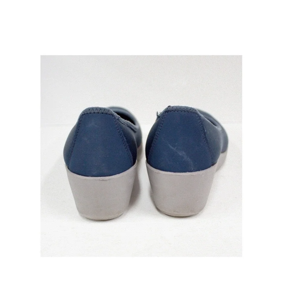Crocs Iconic Busy Day Low Wedge Women's Size 7 Comfort Shoes—Casual Chic